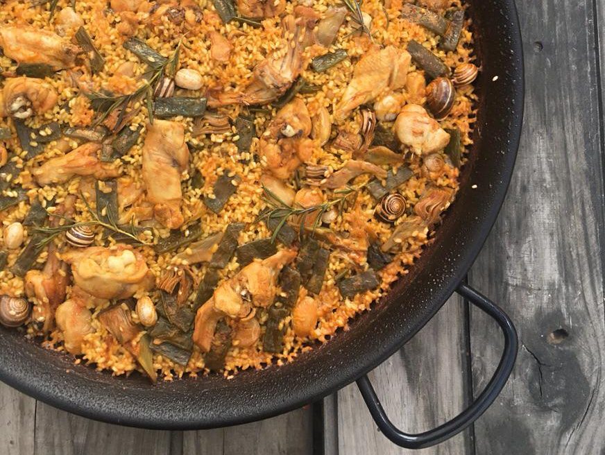 paella valenciana en el taller de arroces en Sevilla